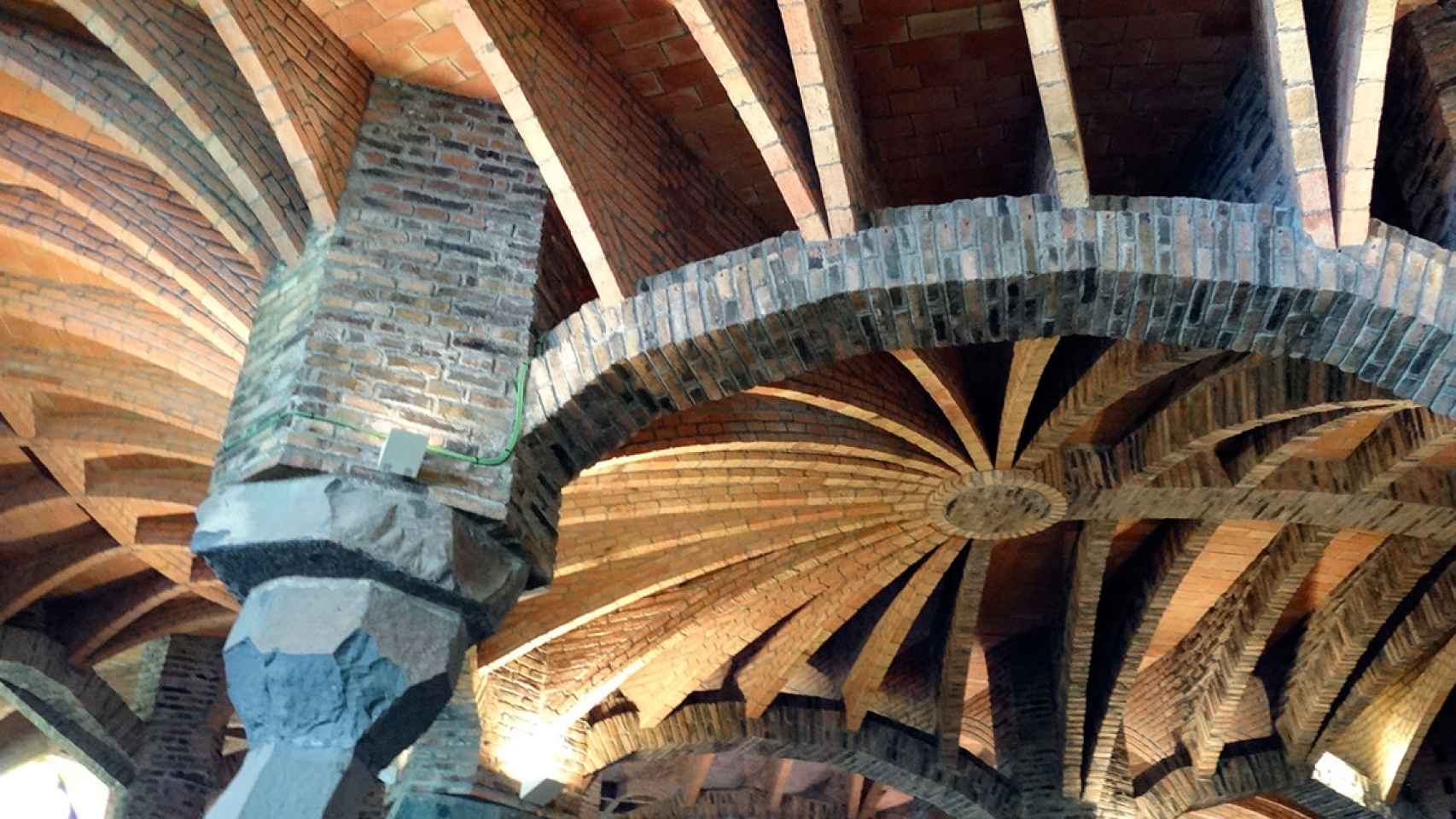 Detalle de la Colonia Güell, en Santa Coloma de Cervelló / CG