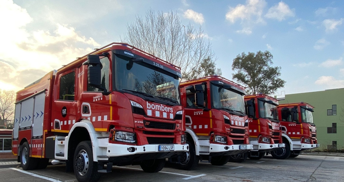 Camiones de bomberos de la Generalitat, cuerpo que ha extinguido el incendio en un edificio de Santa Coloma / EP