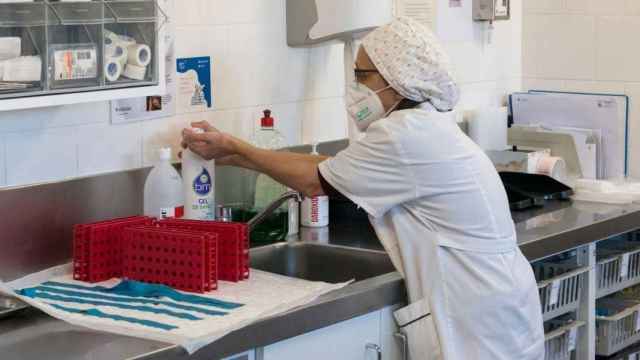 Uno de los médicos de la atención primaria trabaja durante la sexta ola del Covid-19 / Glòria Sánchez (EP)