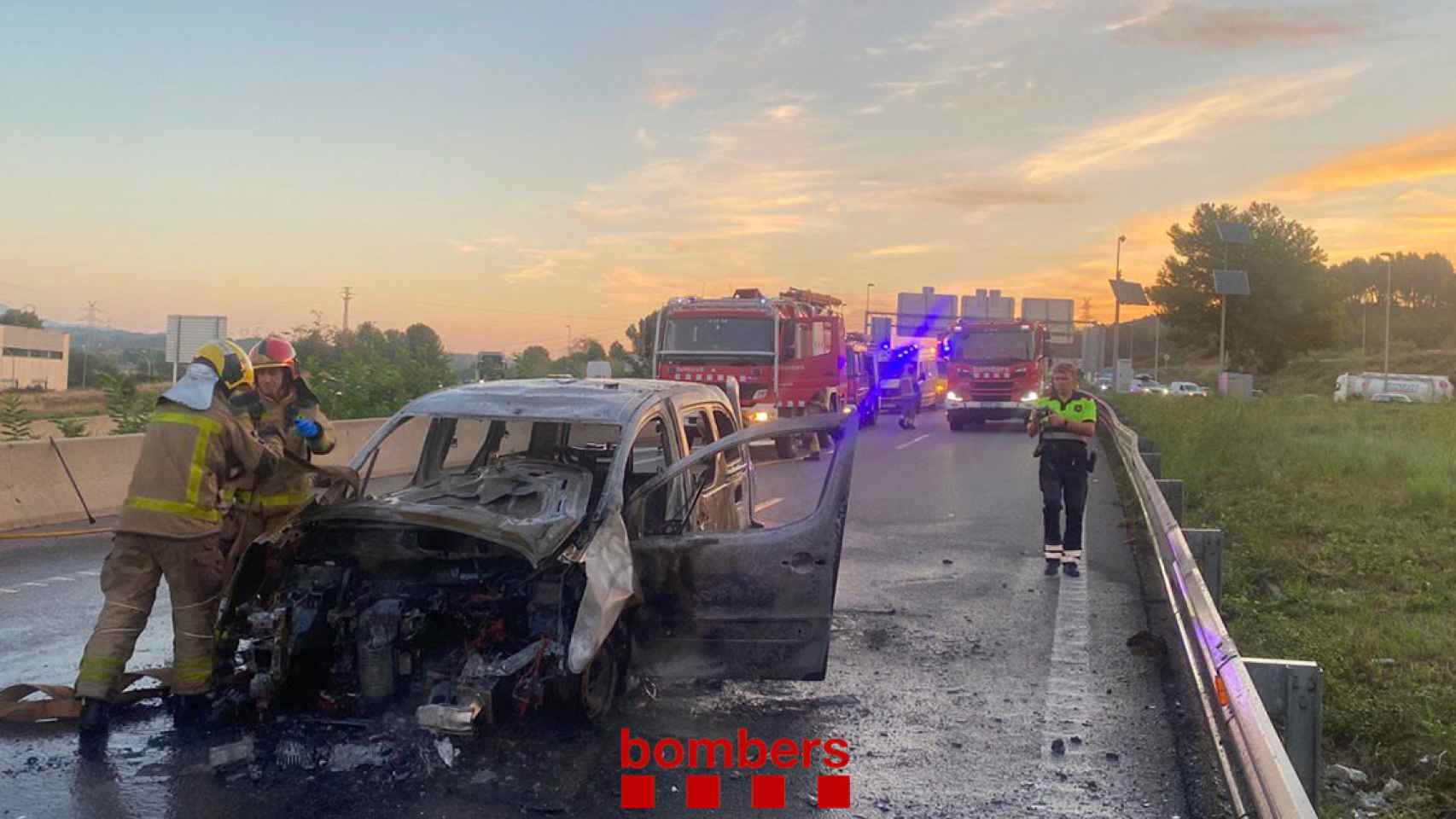 Los bomberos trabajan en la extinción de un incendio en la AP-7, que ha provocado colas de 13 kilómetros / TRÀNSIT