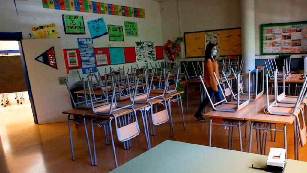 Imagen de una profesora con mascarilla en una escuela de Barcelona / EP