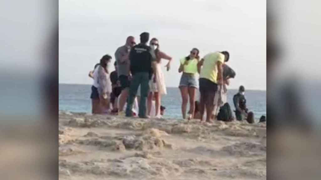 La Guardia Civil, en las rocas junto al Pirata Bus, el icónico chiringuito hippie de Formentera / CG