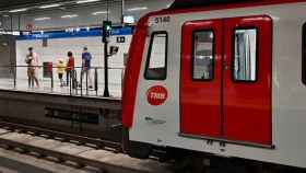 Un convoy del Metro en la parada Ernest Lluch de la línea L5 de Barcelona / TMB