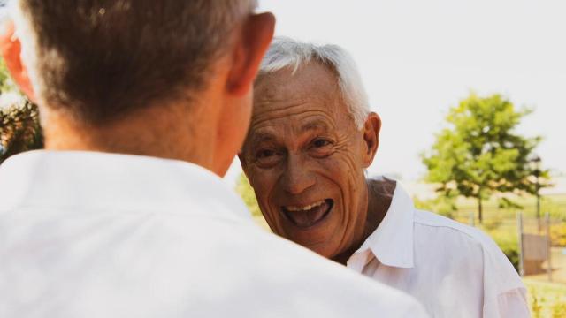 Persona mayor riendo