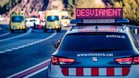 Imagen de una patrulla de los Mossos d'Esquadra y ambulancias del SEM / EUROPA PRESS