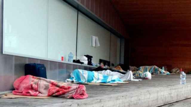 Temporeros durmiendo a la intemperie en el Centro Històrico de Lleida / SOMVEINS