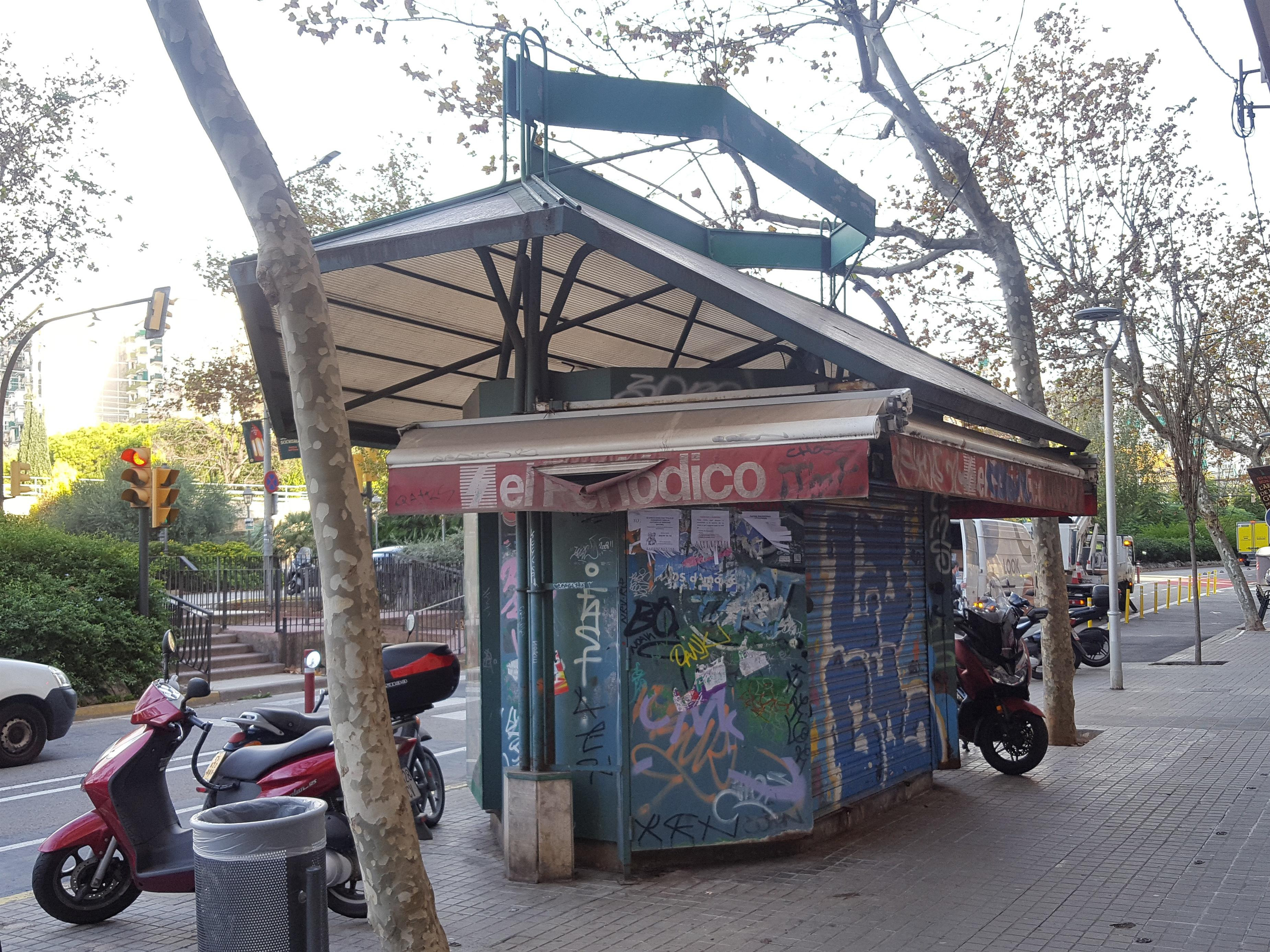 Un quiosco cerrado en una calle de L'Hospitalet / EP