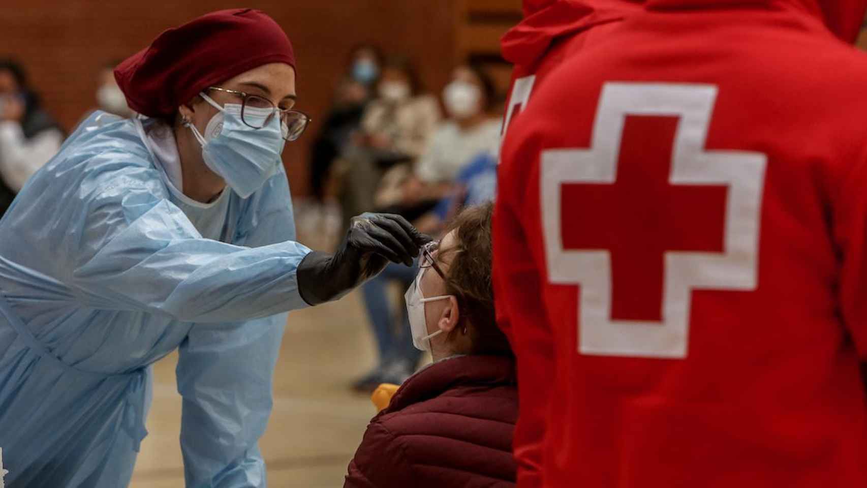 Sanitaria realizando una prueba PCR para detectar el Covid-19 en Cataluña / EP