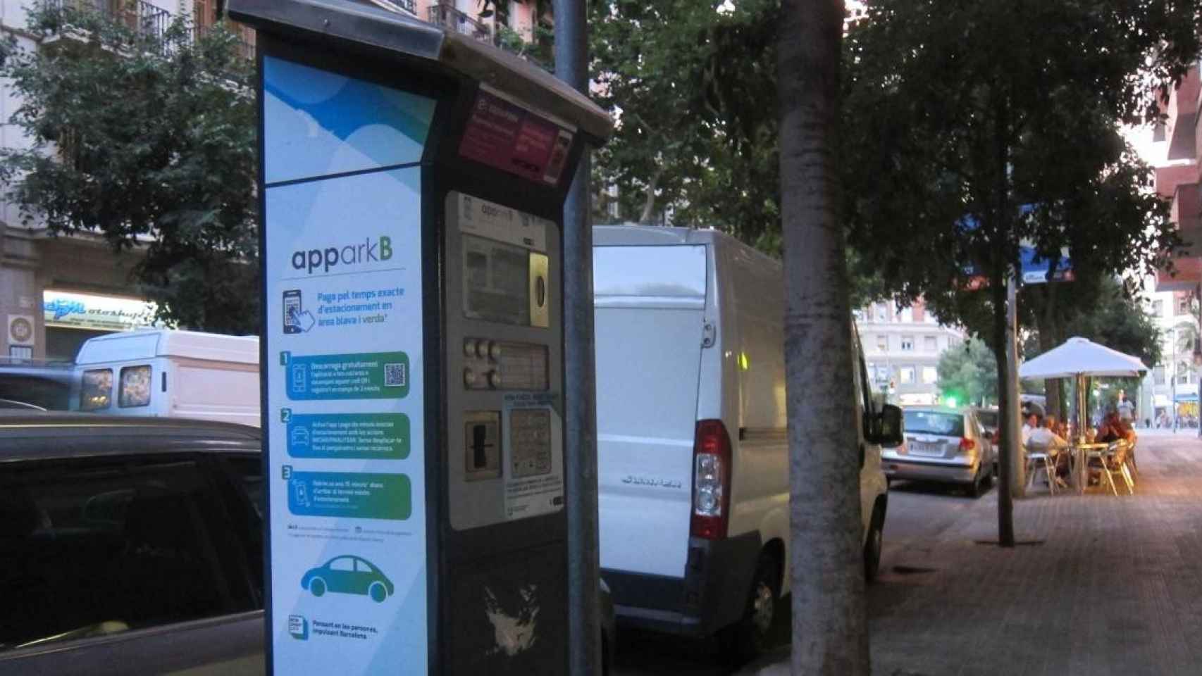 Parquímetro vigilado por los agentes cívicos de Barcelona / AYUNTAMIENTO DE BARCELONA