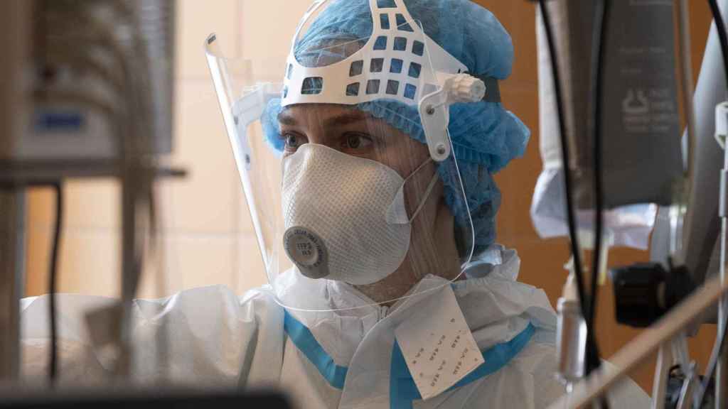 Una enfermera trabaja en un hospital con un paciente positivo en coronavirus / EP