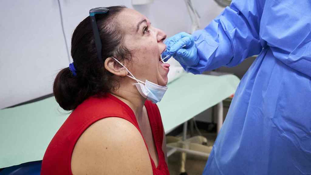 Una mujer se hace las pruebas de coronavirus / EP