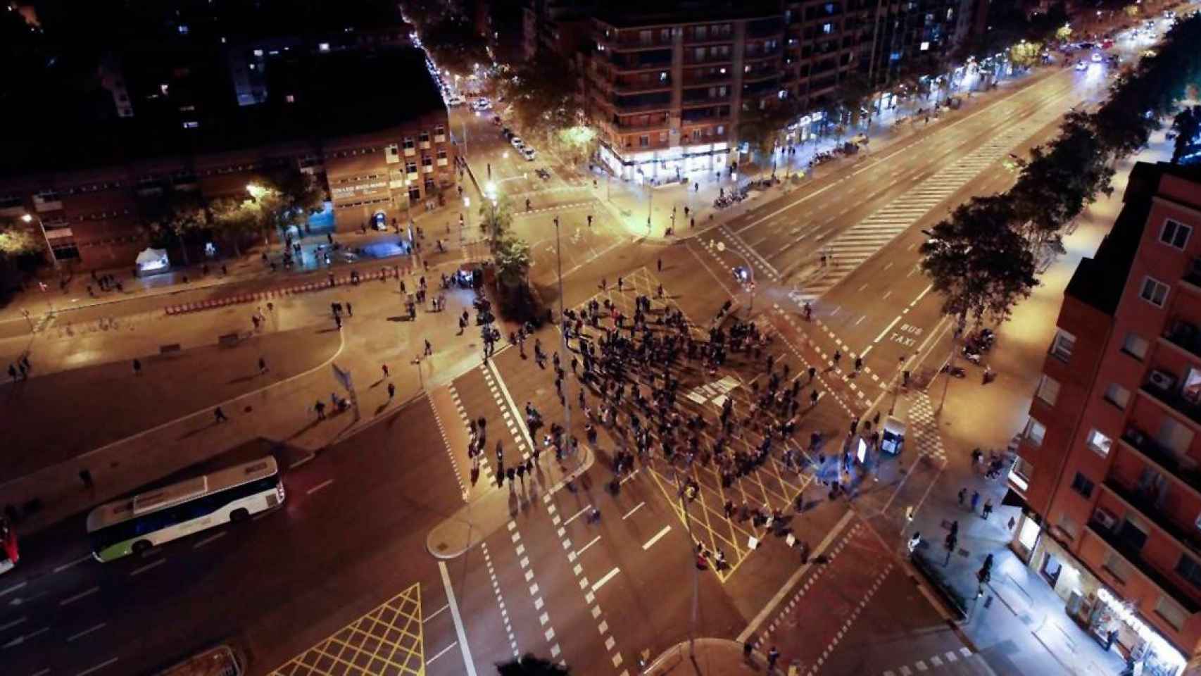 Vista del corte de tráfico de los comités de defensa de la república (CDR) en la avenida Meridiana de Barcelona / EFE