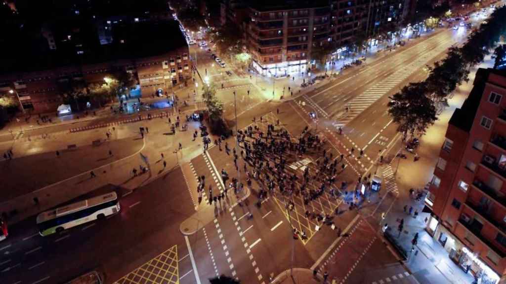 Vista del corte de tráfico de los comités de defensa de la república (CDR) en la avenida Meridiana de Barcelona / EFE