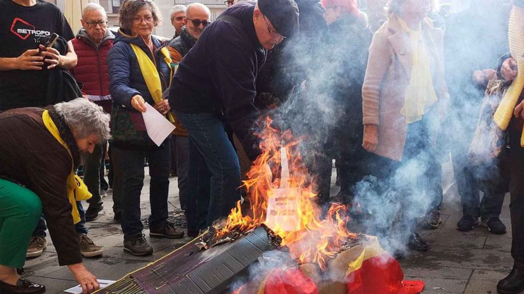 Una hoguera con símbolos nacionales