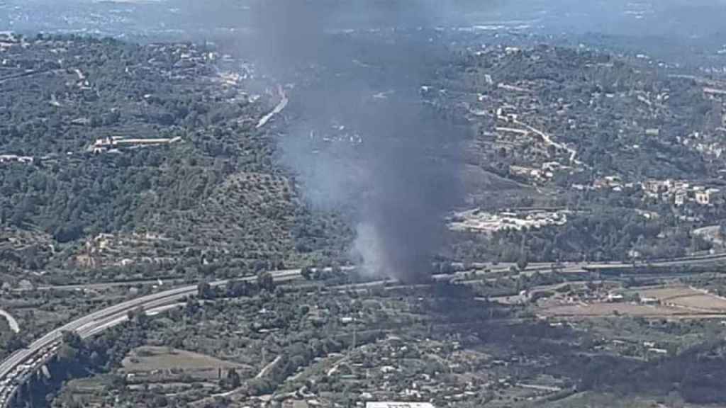 Incendio de un camión cuba de combustible a la altura de Terrassa / @bomberscat