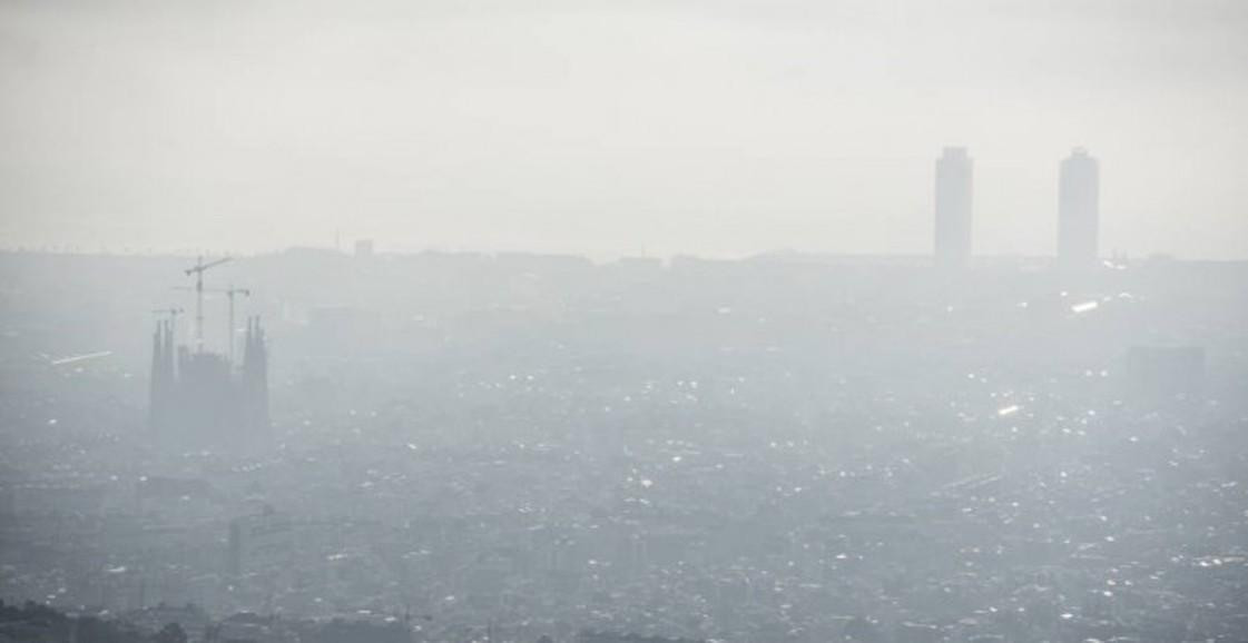 Imagen de la contaminación del aire en la ciudad de Barcelona / EFE