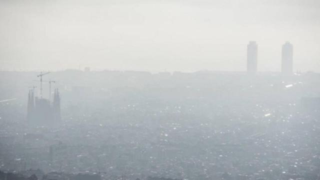 Imagen de la contaminación del aire en la ciudad de Barcelona / EFE