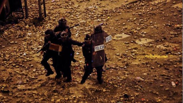 Antidisturbios de la policía durante los altercados en Via Laietana el pasado viernes / EFE