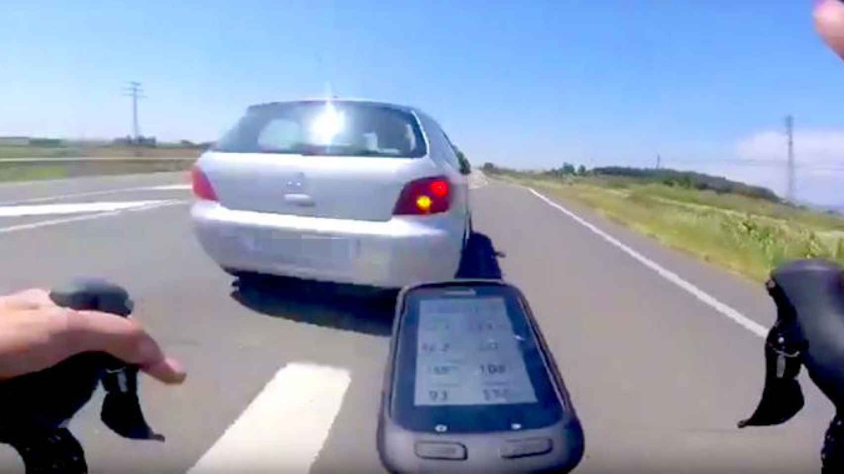 Momento en que el coche casi roza al ciclista en la autovía atropello / CG