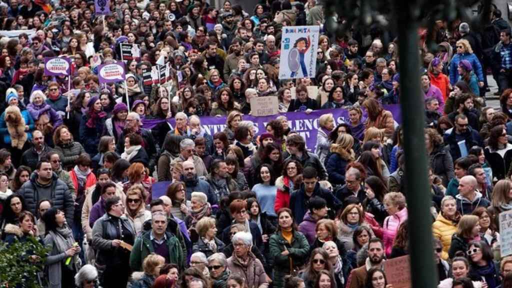 Una manifestación convocada por mujeres en Vigo, en la antesala del 8M / EFE