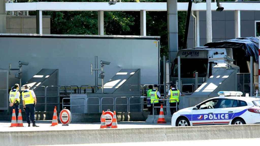 Control de la policía francesa en el peaje de Biriatou con la frontera de Irún.