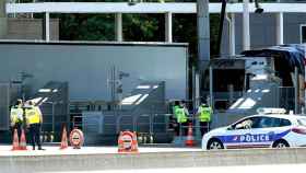 Control de la policía francesa en el peaje de Biriatou con la frontera de Irún.