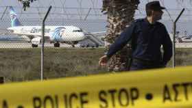 Un avión de Egyptair junto a un guardia de seguridad en una imagen de archivo.