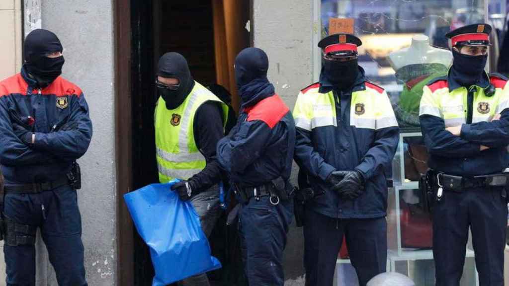 Mossos d'Esquadra realizando un registro, en una imagen de archivo.