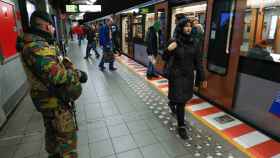 Pasajeros en una estación de metro de Bruselas.