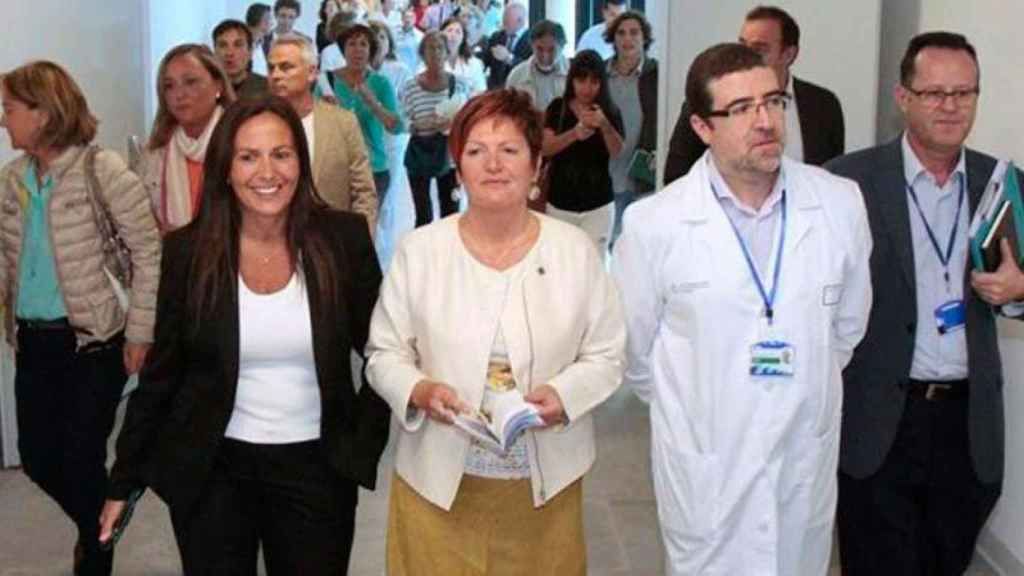 Rocío Mosquera, en el centro de la fotografía, era la consejera de Sanidade cuando se produjeron los hechos.