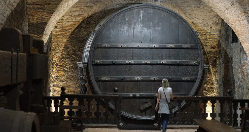 La enorme barrica de vino, con capacidad para cien mil litros, que se conserva en las bodegas del castillo de Mikulov / YOLANDA CARDO - CG
