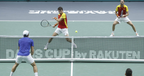 Los tenistas del equipo español, Marcel Granollers (d-arriba) y Pedro Martínez (2i), durante el partido de dobles que juegan contra los serbios Nikola Cacic (d) y Dusan Lajovic / EFE