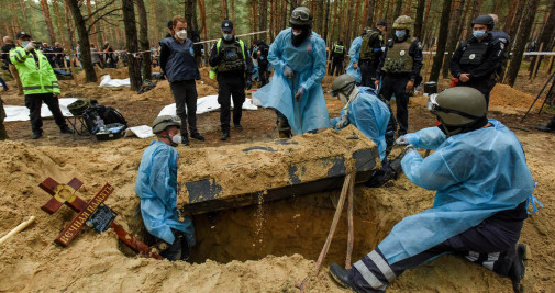 Trabajadores exhuman cuerpos de las tumbas en Izium, región de Kharkiv, noreste de Ucrania / EFE