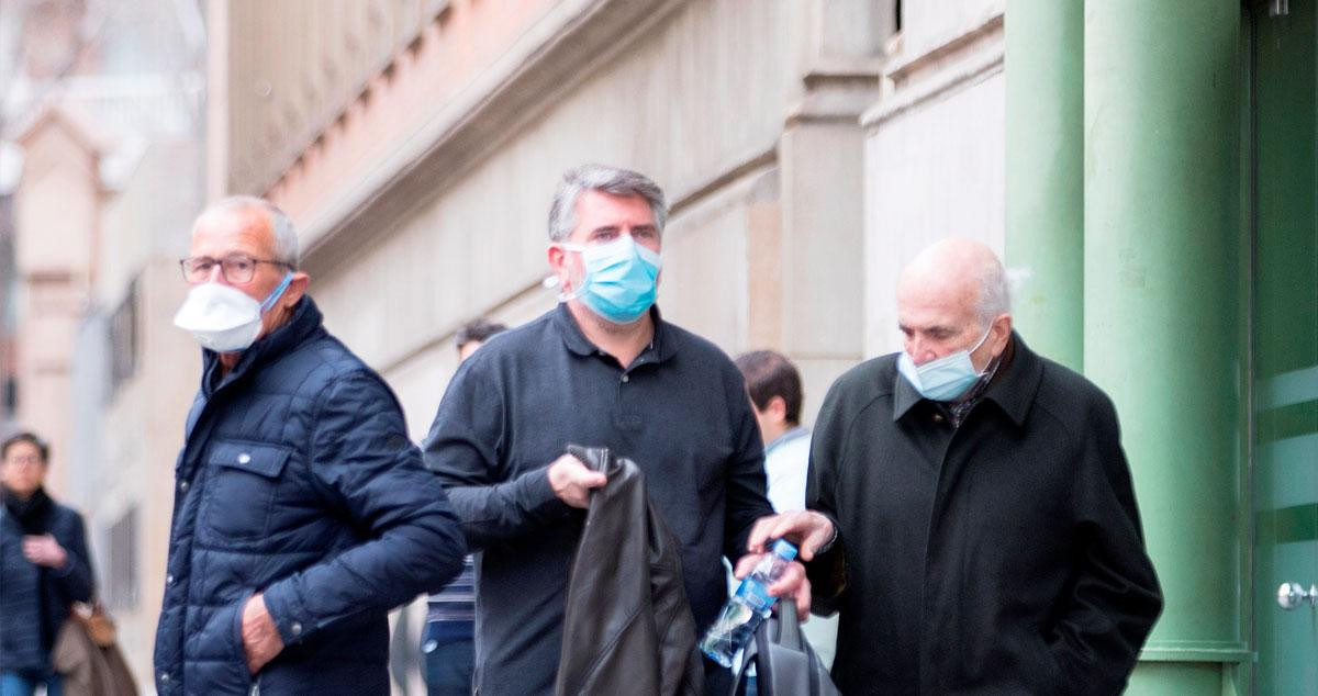 Ciudadanos protegidos con mascarillas quirúrgica en la puerta del Hospital Clínic Barcelona / EFE