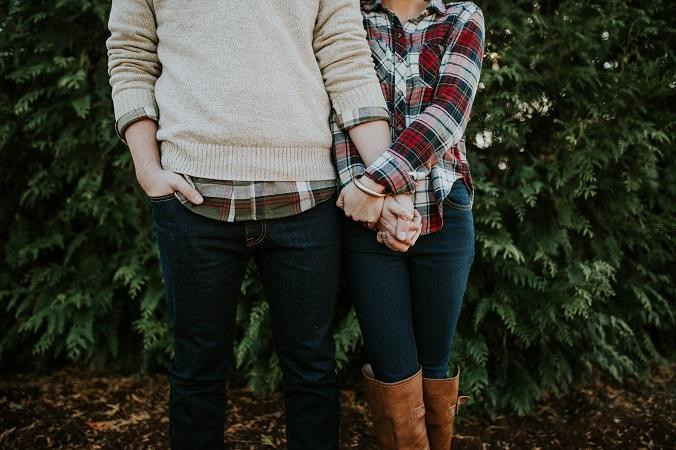 Pareja de la mano / UNSPLASH