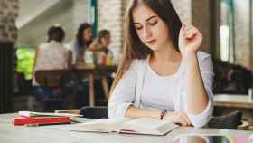 Mujer estudiando / FREEPIK