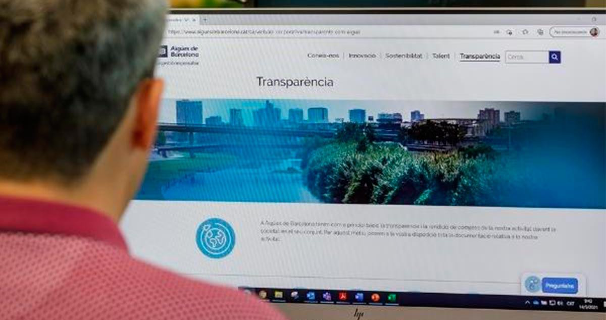 Un trabajador de Aigües de Barcelona accede a la web de la compañía / AIGÜES DE BARCELONA