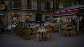 Una joven sentada en una terraza de Barcelona prácticamente vacía: el Gremio de la restauración pide ampliar horarios / EP