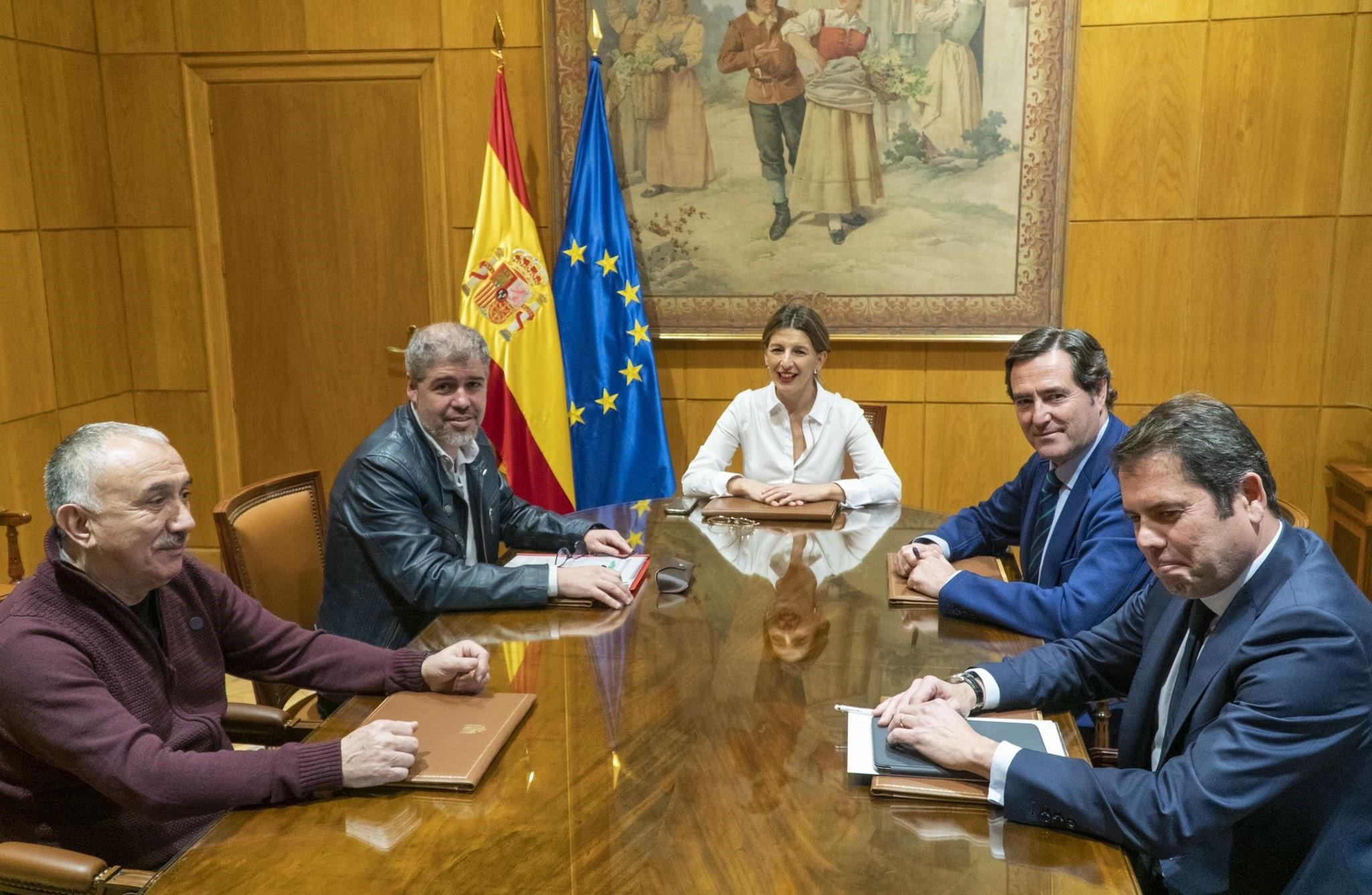 La ministra de Trabajo y Economía Social, Yolanda Díaz; los secretarios generales de UGT y CCOO, Pepe Álvarez y Unai Sordo; el presidente de CEOE, Antonio Garamendi, y el presidente de Cepyme, Gerardo Cuerva / EP