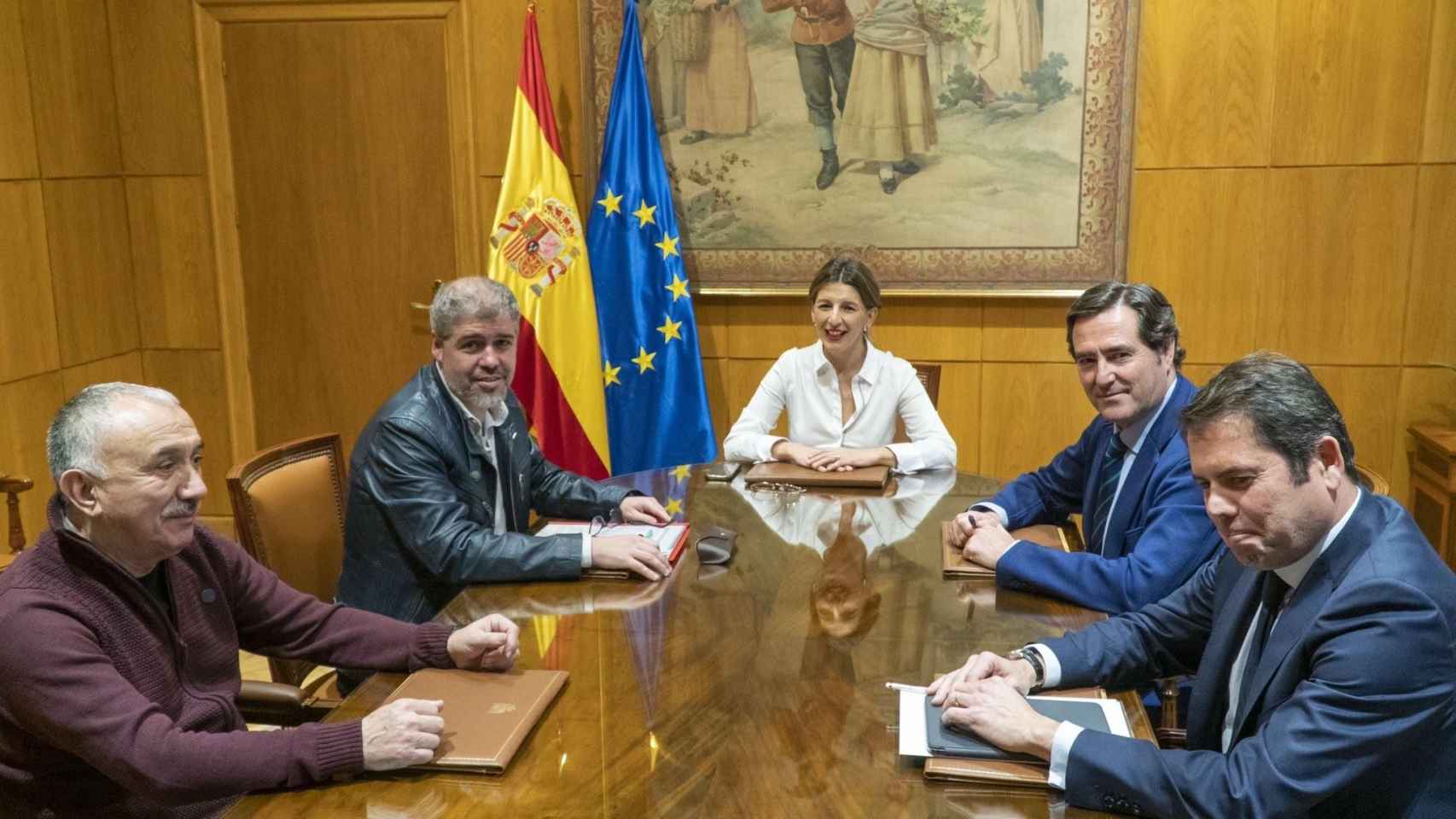 La ministra de Trabajo y Economía Social, Yolanda Díaz; los secretarios generales de UGT y CCOO, Pepe Álvarez y Unai Sordo; el presidente de CEOE, Antonio Garamendi, y el presidente de Cepyme, Gerardo Cuerva / EP