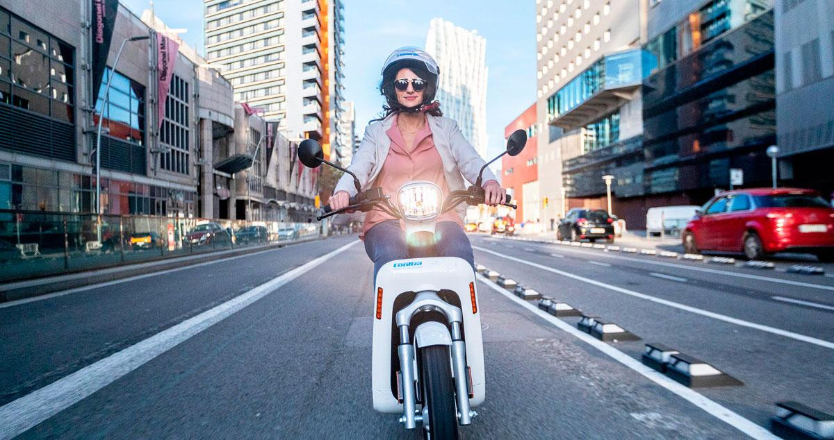 Imagen de una usuaria de las motocicletas eléctricas Cooltra en Barcelona / CG