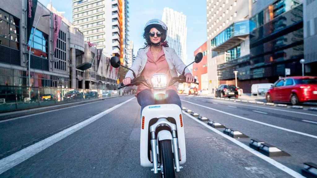 Imagen de una usuaria de las motocicletas eléctricas Cooltra en Barcelona / CG