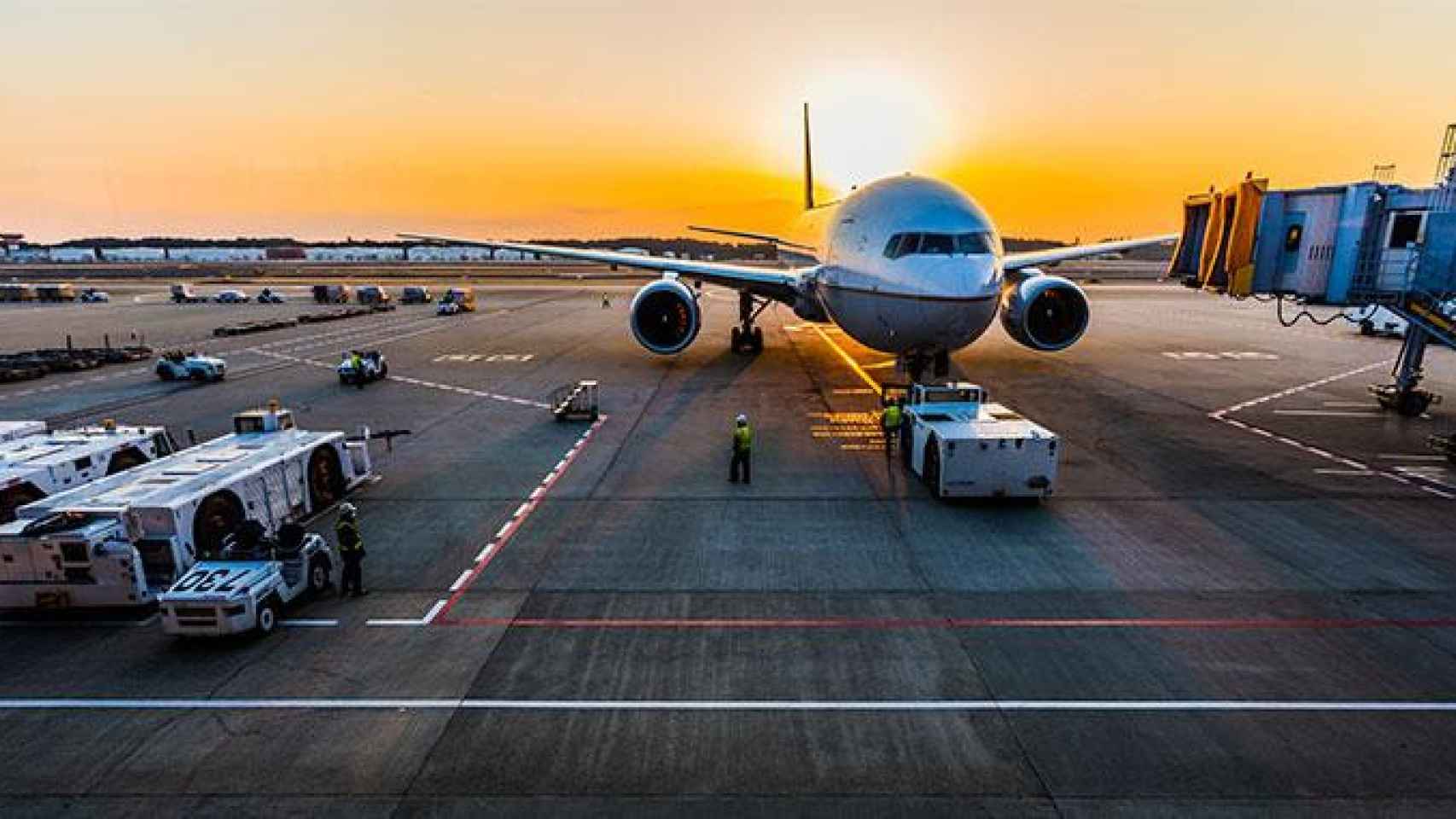 Un avión llegando a un aeropuerto / UNSPLASH