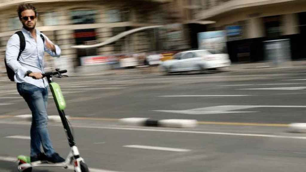 Imagen de un usuario de patinete eléctrico en Madrid / EFE