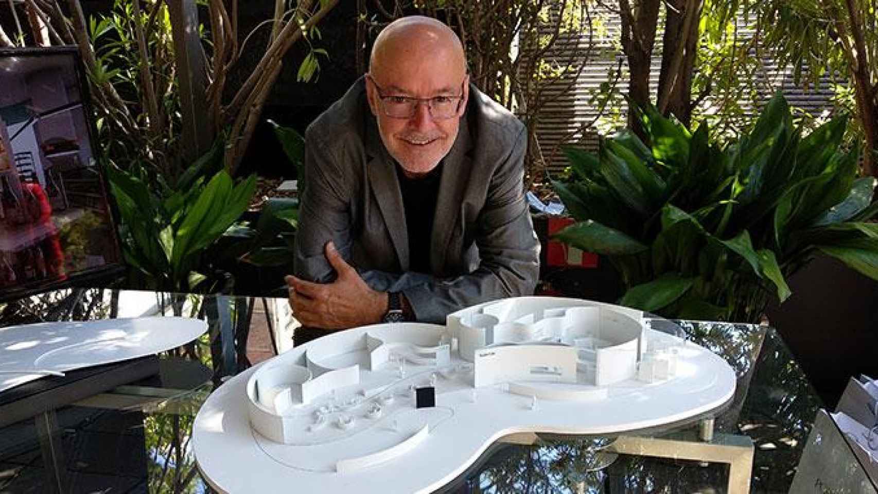 Pep Valls (Evvo Retail), junto a una maqueta del SuperLab, el supermercado del futuro / CG