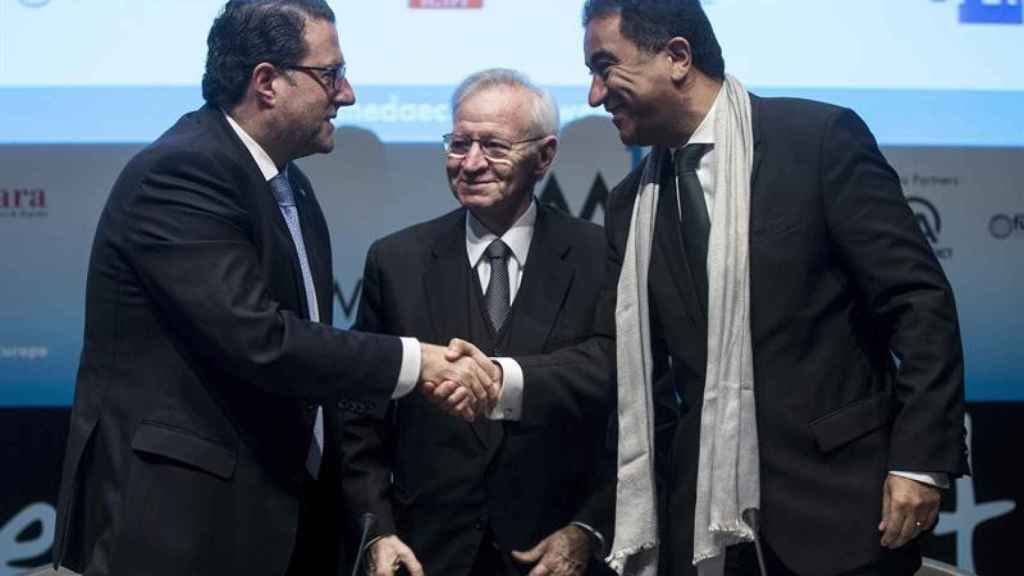 El presidente de la Asociación de Cámaras de Comercio del Mediterráneo, Mohamed Choucais y el secretario general de la Unión por el Mediterraneo, Fathallah Sijilmassi (d), en presencia del presidente de la Cámara de Comercio de Barcelona, Miquel Valls (c)