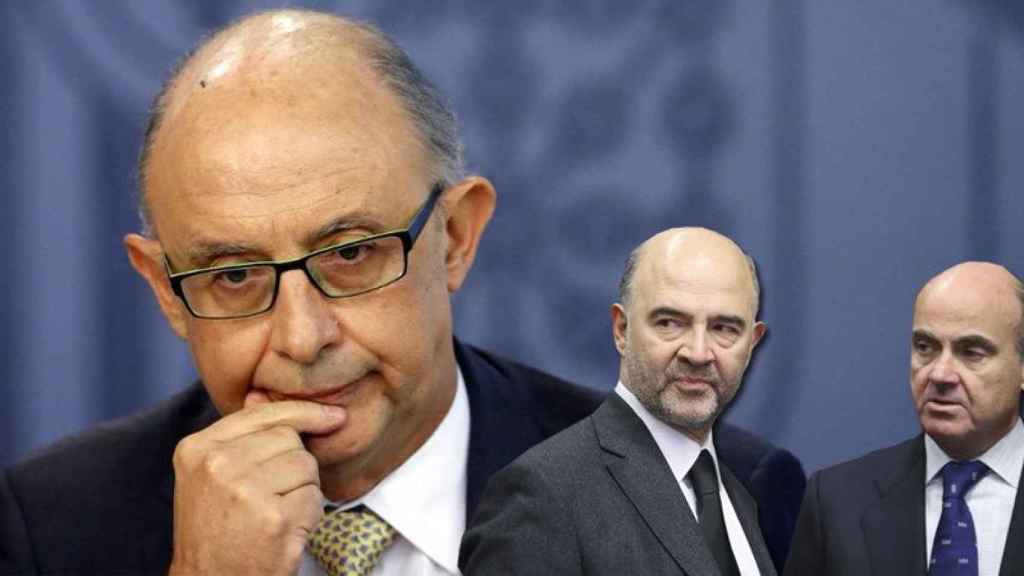 Cristóbal Montoro (d), ministro de Hacienda; Pierre Moscovici (c), comisario de Asuntos Económicos; y Luid de Guindos (i), ministro de Economía.