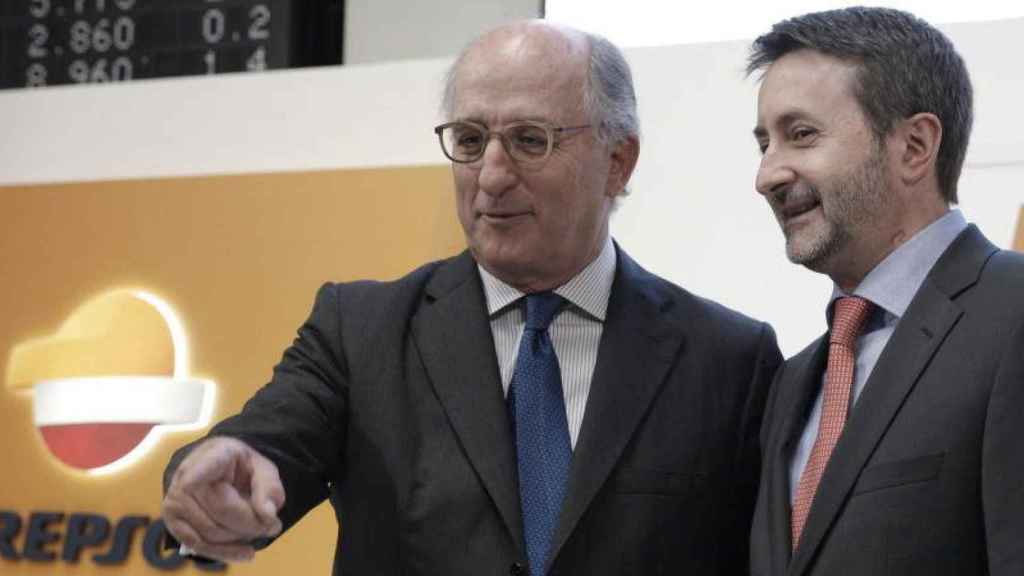 El presidente de Repsol, Antonio Brufau (izquierda), junto al consejero delegado Josu Jon Imaz (derecha)