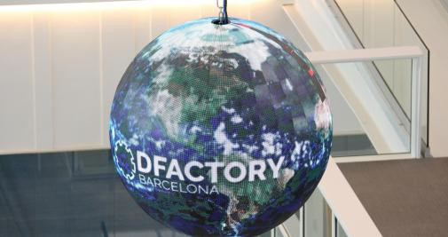 Globo terráqueo decorativo que muestra cómo DFactory situará a Barcelona en el centro del planeta / CZFB