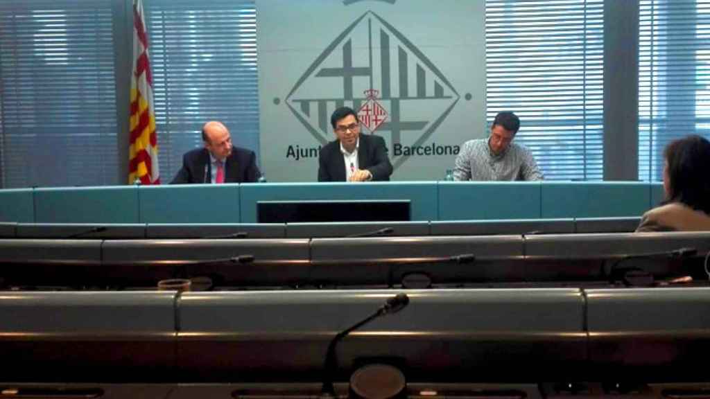 Pau Herrera, presidente del BCD; Gerardo Pisarello, teniente de Alcaldía del Ayto. Barcelona y Andreu Carulla, diseñador, en la presentación de las actividades que Barcelona presentará en la semana del diseño en México 2018 / CG